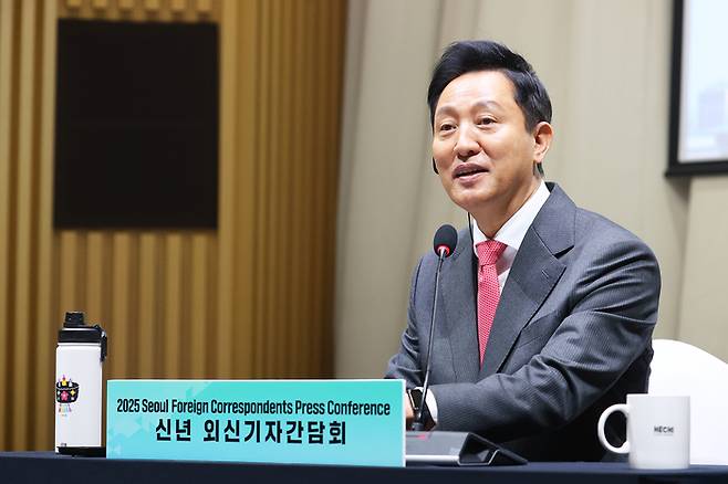 오세훈 서울시장이 4일 오전 서울시청에서 열린 2025 신년 외신기자 간담회에서 질문에 답하고 있다. <연합뉴스>