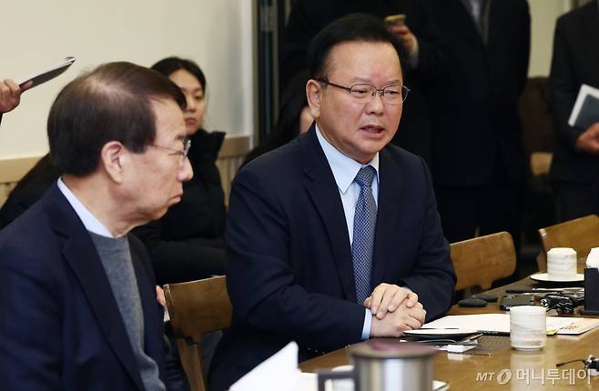 (서울=뉴스1) 김민지 기자 = 김부겸 전 국무총리가 3일 서울 여의도의 한 식당에서 열린 전 국회의장·국무총리·당대표들로 구성된 '나라를 걱정하는 원로모임' 3차 간담회에서 발언하고 있다. 왼쪽은 정운찬 전 국무총리. 2025.2.3/뉴스1  Copyright (C) 뉴스1. All rights reserved. 무단 전재 및 재배포,  AI학습 이용 금지. /사진=(서울=뉴스1) 김민지 기자