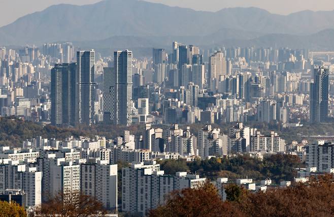 서울 주요 지역의 아파트 실거래가 하락 신고가 잇따랐지만 재건축 단지나 한강변 신축은 여전히 강세를 보인다. 사진은 서울 아파트 단지 모습. /사진=뉴스1