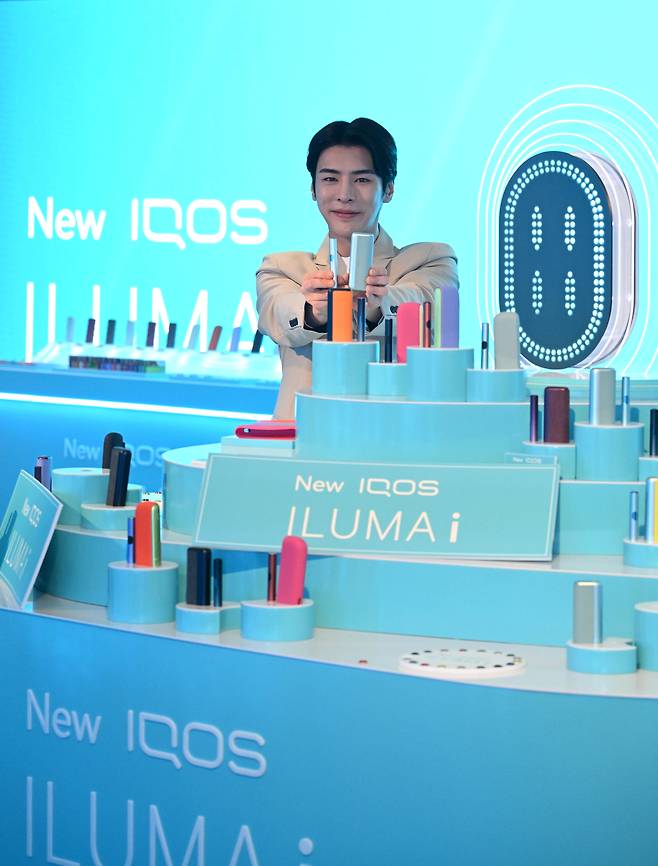 한국필립모리스가 5일 오전 서울 중구 롯데호텔 크리스탈 볼룸에서 궐련형 전자담배 기기 신제품 ‘아이코스 일루마 i(IQOS ILUMA i)’ 시리즈 출시 행사를 진행한 가운데 모델이 제품을 선보이고 있다. 임세준 기자