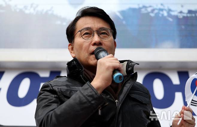 [대구=뉴시스] 이무열 기자 = 윤상현 국민의힘 의원이 25일 대구 중구 동양생명빌딩 앞에서 열린 부정선거 규탄 및 탄핵 반대 집회에서 발언을 하고 있다. 2025.01.25. lmy@newsis.com