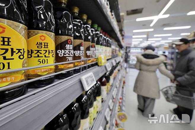 [서울=뉴시스] 최동준 기자 = 서울 시내 한 대형마트에서 시민들이 장을 보고 있다. 2025.02.02. photocdj@newsis.com