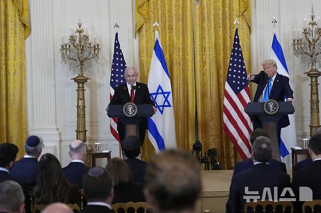 [워싱턴=AP/뉴시스] 도널드 트럼프 미국 대통령(오른쪽)이 4일(현지 시간) 워싱턴DC 백악관에서 베냐민 네타냐후 이스라엘 총리와 가진 공동 기자회견에서 질문을 받고 있다. 2025.02.05.