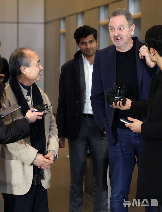 [서울=뉴시스] 이영환 기자 = 르네 하스 ARM 최고경영자(CEO)가 4일 오후 서울 서초구 삼성전자 서초사옥에서 이재용 삼성전자 회장, 샘 올트먼 오픈AI CEO, 손정의 소프트뱅크 그룹 회장과 회동을 마친 후 취재진의 질문에 답하고 있다. 왼쪽은 손정의 회장. 2025.02.04. 20hwan@newsis.com