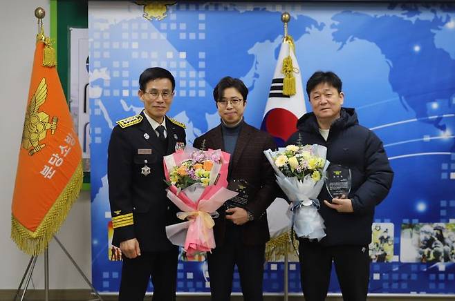[성남=뉴시스] 경기 분당소방서는 지난 3일 성남시 분당구 야탑동 BYC 빌딩 화재 당시 현장에서 인명피해를 막은 시민  안경점 원장 정민씨(가운데), 수영장 대표 곽병현씨(오른쪽)에게 감사패를 전달했다. (사진=분당경찰서 제공) 2025.02.05. photo@newsis.com *재판매 및 DB 금지