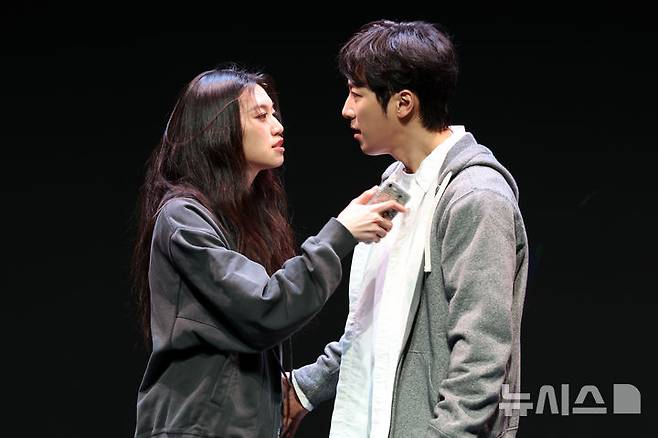 [서울=뉴시스] 박진희 기자 = 연극 '애나엑스' 아라엘 역의 배우 이상엽과 애나(제드) 역의 배우 김도연이 5일 서울 강서구 LG아트센터 U+스테이지에서 주요 장면 시연을 하고 있다. 2025.02.05. pak7130@newsis.com