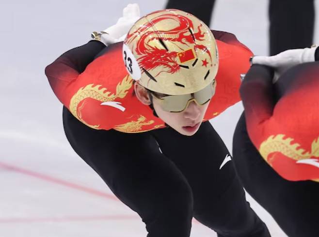 하얼빈 동계아시안게임 개막을 나흘 앞둔 3일 중국 하얼빈 헤이룽장 빙상훈련센터 다목적홀에서 중국 쇼트트랙 대표팀 린샤오쥔이 훈련하고 있다. 연합뉴스