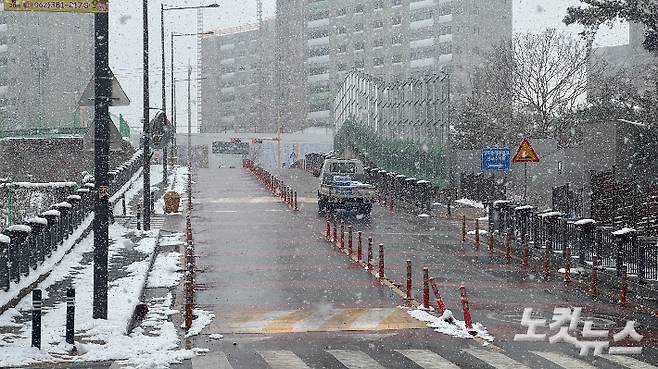 5일 오후 광주 서구 금호동의 한 가파른 도로에 눈이 내리고 있다. 김수진 기자