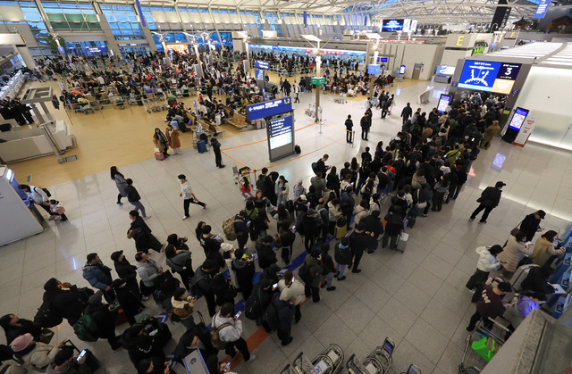 지난달 22일 인천국제공항 제1여객터미널 출국장에서 승객들이 보안 검색을 위해 줄을 서고 있다. 연합뉴스