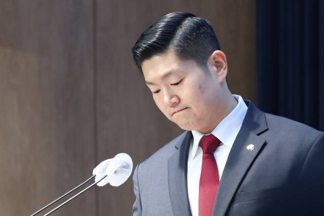 ▲국민의힘 김재섭 의원(서울 도봉갑)이 지난해 12월 11일 오후 서울 여의도 국회 소통관에서 윤석열 대통령 탄핵소추안에 대해 찬성 입장을 밝히고, 당론 채택을 요구하는 기자회견을 하고 있다. ⓒ연합뉴스