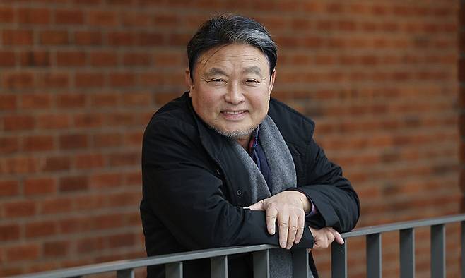 1980년대 말 인기&nbsp;드라마&nbsp;‘왕룽일가’에서 주연보다 더 유명했던 조연&nbsp;‘쿠웨이트 박’으로 대중의 사랑을 받았던 연기파 원로배우 최주봉은 1945년에 태어난 ‘해방둥이’다. 올해는 광복 80주년이라 감회가 새롭다고 한 그는&nbsp;“낫으로 짧게 쳐내고&nbsp;발로 밟아도 다시 자라고 일어서는 들풀 같은 게 한국인의 민족성”이라며&nbsp;“나라가 여러 가지로 힘들지만 우리 국민은 시간이 좀 걸리더라도 위기를 잘 극복해나갈 것”이라고 말했다. 남정탁 기자