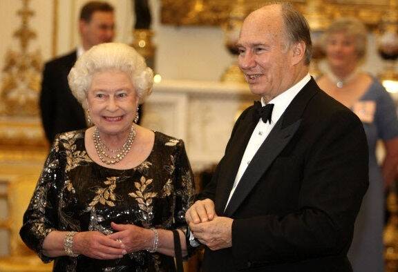 2008년 7월 아가 칸(오른쪽)이 영국 런던 버킹엄궁에서 엘리자베스 2세 여왕과 함께한 모습. 여왕은 아가 칸을&nbsp;‘전하’(His Highness)라고 불렀다. AP연합뉴스
