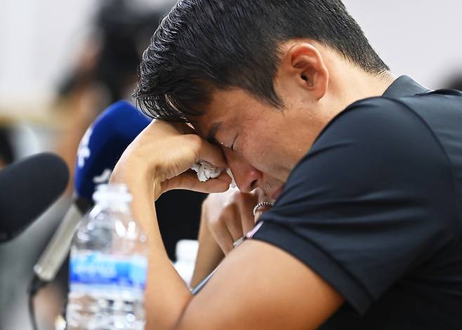 승부 조작 혐의로 중국축구협회로부터 영구 제명 징계를 받은 축구 국가대표 출신 손준호(수원FC)가 11일 경기도 수원시 장안구 수원시체육회관에서 열린 기자회견 중 눈물을 훔치고 있다. 뉴시스