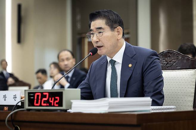김용현 전 국방부 장관이 지난해 10월 서울 용산구 국방부 청사에서 열린 국회 국방위원회 국정감사에서 의원 질의에 답하고 있는 모습. 자료사진. ⓒ국회사진취재단