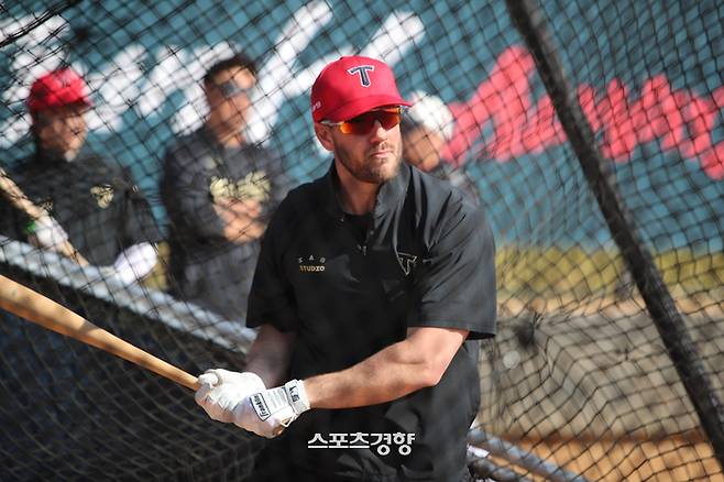 KIA 패트릭 위즈덤이 미국 어바인 스프링캠프에서 타격 훈련하고 있다. KIA 타이거즈 제공