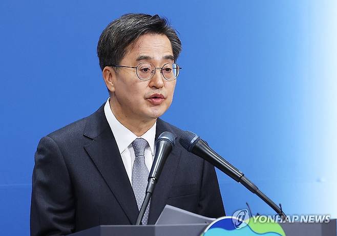 경제 재건 제안을 위한 기자회견 하는 김동연 경기도지사 (수원=연합뉴스) 홍기원 기자 = 김동연 경기도지사가 19일 오전 경기도 수원시 경기도청에서 경제 재건 제안을 위한 긴급 기자회견을 하고 있다. 2024.12.19 xanadu@yna.co.kr
