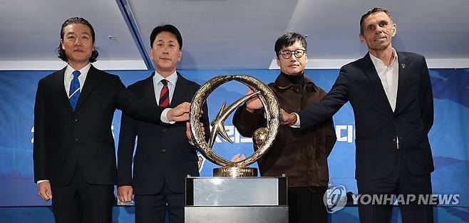 선전 다짐하는 ACL 참가 K리그 4개팀 감독들 (서울=연합뉴스) 김인철 기자 = 5일 서울 종로구 축구회관에서 열린 2024-25 아시아축구연맹 챔피언스리그(ACL) 참가 K리그 4개팀 미디어데이에서 각 구단 감독들이 기념촬영을 하고 있다.
    왼쪽부터 김판곤 울산 HD 감독, 박태하 포항 스틸러스 감독, 이정효 광주FC 감독, 거스 포옛 전북 현대 모터스 감독. 2025.2.5 yatoya@yna.co.kr