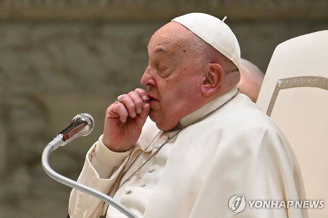 콜록콜록 (바티칸 AFP=연합뉴스) 프란치스코 교황이 5일(현지시간) 바티칸 바오로 6세 홀에서 열린 수요 일반알현 도중 기침하고 있다. 2025.02.05 photo@yna.co.kr