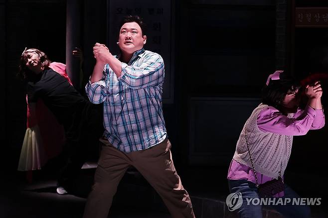 뮤지컬하는 김준현 (서울=연합뉴스) 강민지 기자 = 5일 오후 서울 용산구 더줌아트센터에서 열린 창작 뮤지컬 '이상한 나라의 춘자씨' 프레스콜에서 배우 김준현 등이 시연을 하고 있다. 2025.2.5 mjkang@yna.co.kr