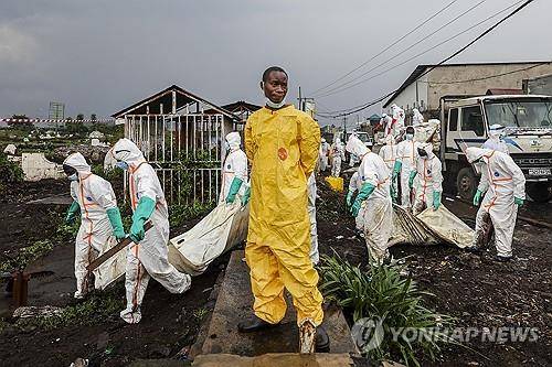 민주콩고 동부 고마시에서 내전 사망자 시신 옮기는 적십자 대원들 [EPA 연합뉴스 자료사진. 재판매 및 DB 금지]