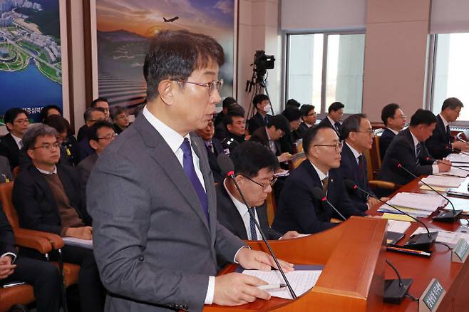 박상우 국토교통부 장관이 6일 오전 국회에서 열린 ‘12.29 제주항공 여객기 참사’ 특위 전체회의에서 현안보고를 하고 있다. (사진=뉴시스)
