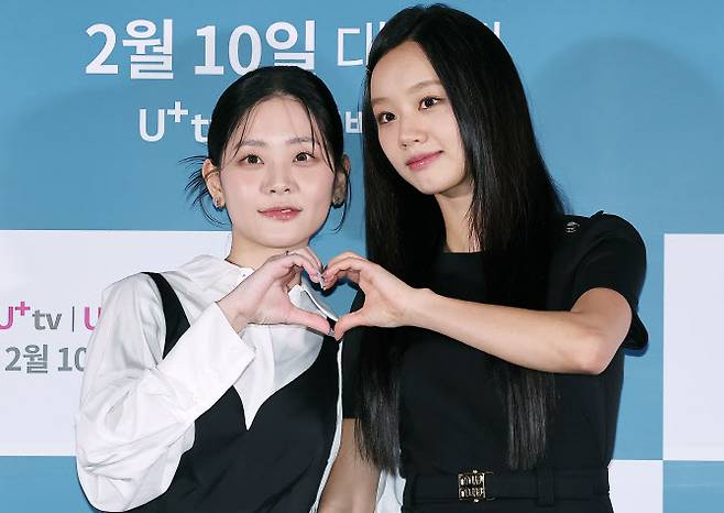 배우 정수빈과 이혜리(오른쪽)이 6일 서울 용산구 CGV 용산아이파크몰에서 열린 STUDIO X+U 드라마 ‘선의의 경쟁’ 언론시사회에 참석해 포즈를 취하고 있다.(사진=뉴스1)