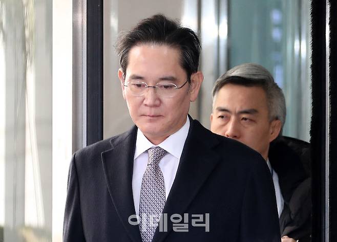 이재용 삼성전자 회장이 지난 3일 오후 서울 서초구 서울고법에서 열린 부당합병·회계부정 혐의 항소심에서 무죄를 선고 받은 이후 고개를 숙인 채 법정을 나서고 있다. (사진=방인권 기자)