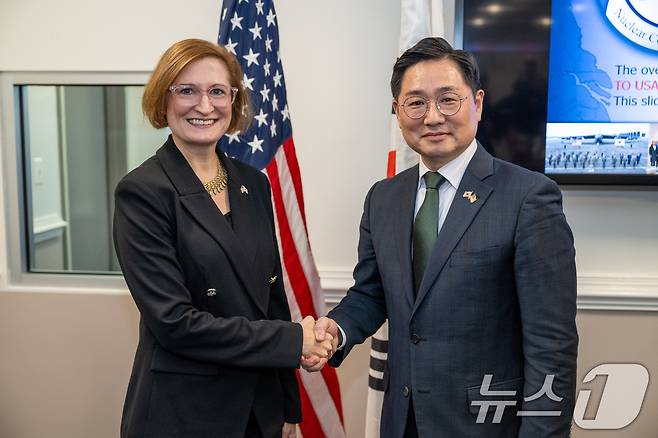 조창래 대한민국 국방부 국방정책실장과 카라 아베크롬비 미 국방부 정책부차관대행이 지난달 10일(현지시간) 미국 워싱턴DC에서 열린 제4차 한미 핵협의그룹(NCG) 회의에서 기념촬영을 하고 있다. (국방부 제공) 2025.1.11/뉴스1