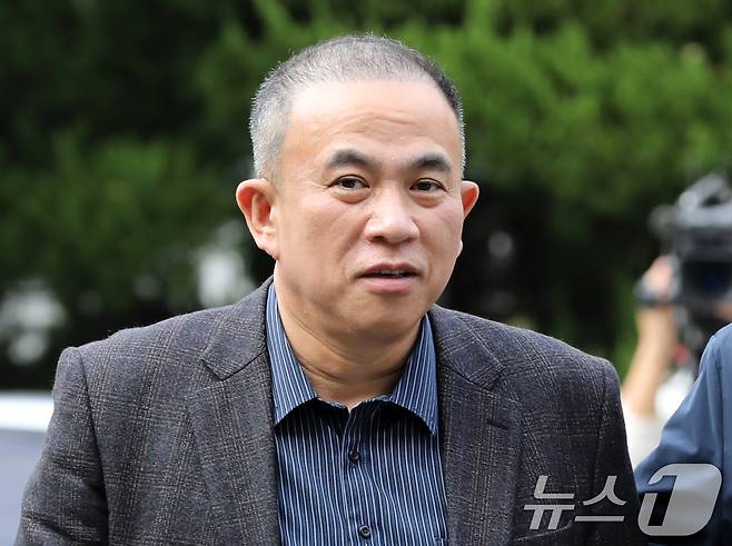 윤석열 대통령 부부 공천 개입 의혹의 핵심 인물인 명태균 씨가 2024년 11월 14일 오후 공천을 대가로 정치자금을 주고받은 혐의(정치자금법 위반)로 경남 창원시 성산구 창원지방법원에서 열린 구속 전 피의자 심문(영장실질심사)에 출석하고 있다. 2024.11.14/뉴스1 ⓒ News1 윤일지 기자