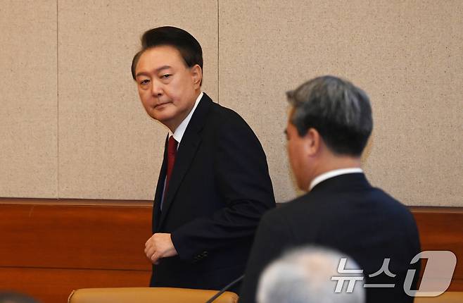 윤석열 대통령이 6일 오전 서울 종로구 헌법재판소 대심판정에서 열린 탄핵심판 6차 변론기일에 출석하고 있다. 2025.2.6/뉴스1 ⓒ News1 사진공동취재단