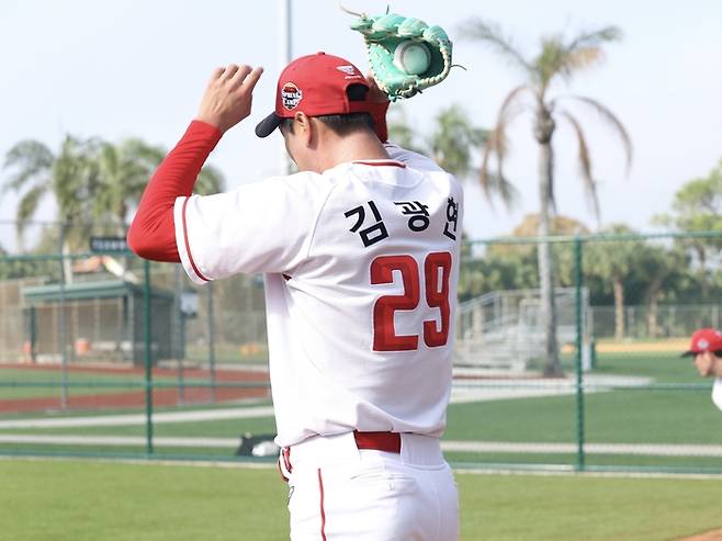 SSG 김광현이 5일(한국시간) 미국 플로리다주 베로비치 재키 로빈슨 트레이닝 콤플렉스(JRTC) 내 불펜장에서 불펜피칭을 하고 있다. 사진 | SSG 랜더스