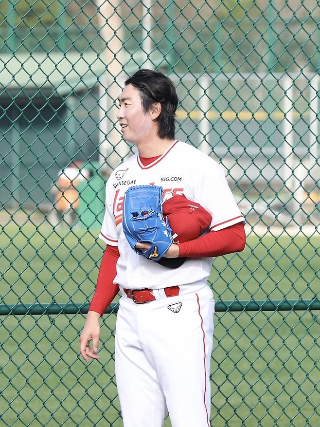 SSG 문승원이 5일(한국시간) 미국 플로리다주 베로비치 재키 로빈슨 트레이닝 콤플렉스(JRTC)에서 불펜피칭을 마친 후 미소 짓고 있다. 사진 | SSG 랜더스