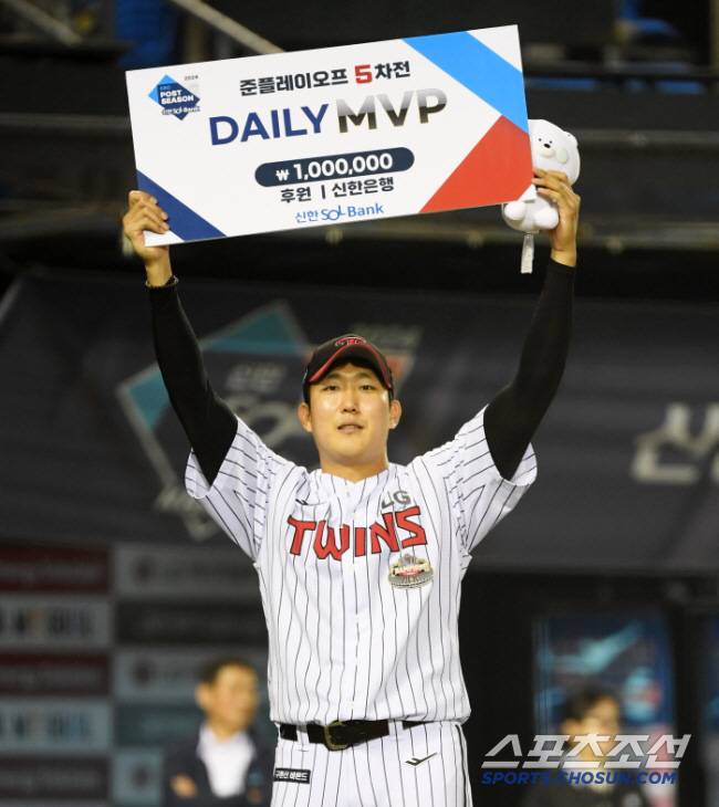 11일 잠실구장에서 열린 준플레이오프 5차전 LG 트윈스와 KT 위즈의 경기. 데일리 MVP 손주영이 포즈를 취하고 있다. 잠실=박재만 기자 pjm@sportschosun.com/2024.10.11/