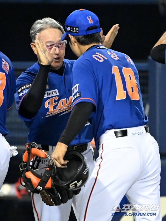 24日にジャムシル野球スタジアムで開催されたハンファとドゥーサンの試合は、7〜6回の勝利で2回連続で勝利しました。 Lee Sang -KyuはKim Kyung -Moonと喜びを共有しています。がある。 jamsil = hur sang -wookレポーターwook@sportschosun.com/2024.08.24/
