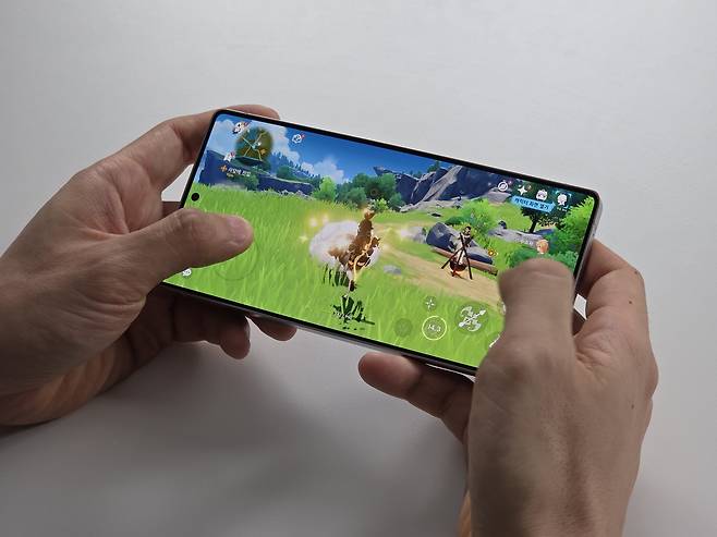 갤럭시S25 울트라로 원신 게임을 하는 모습./스튜디오광화문