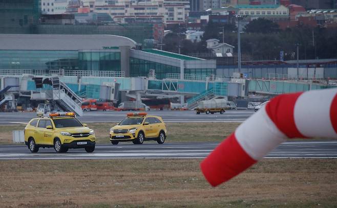 한파가 기승을 부리는 4일 오후 제주국제공항에서 활주로 노면 결빙 상태를 파악하기 위해 한국공항공사 차량이 이동하고 있다. 2025.02.04. 제주=뉴시스