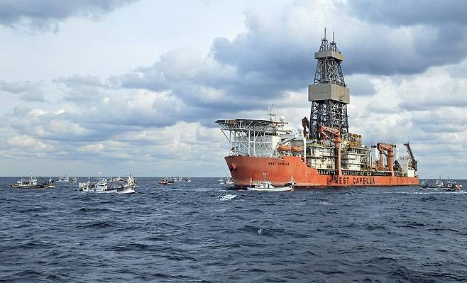 20일 경북 포항시 구룡포홍게통발어민들이 탄 어선들이 동해심해가스 석유전 개발사업인 ‘대왕고래’ 1차 시추작업 지점인 포항 앞 바다에서 시추선 ‘웨스트 카펠라호’ 앞에서 어장 피해 보상을 요구하는 해상시위를 벌이고 있다. 뉴스1