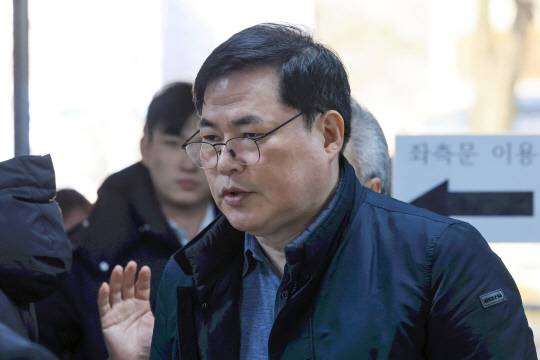 정치자금법 위반 혐의로 재판에 넘겨진 유동규 전 성남도시개발공사 기획본부장이 6일 서울 서초구 서울고등법원에서 열린 2심 선고 공판에 출석하고 있다. [연합뉴스]