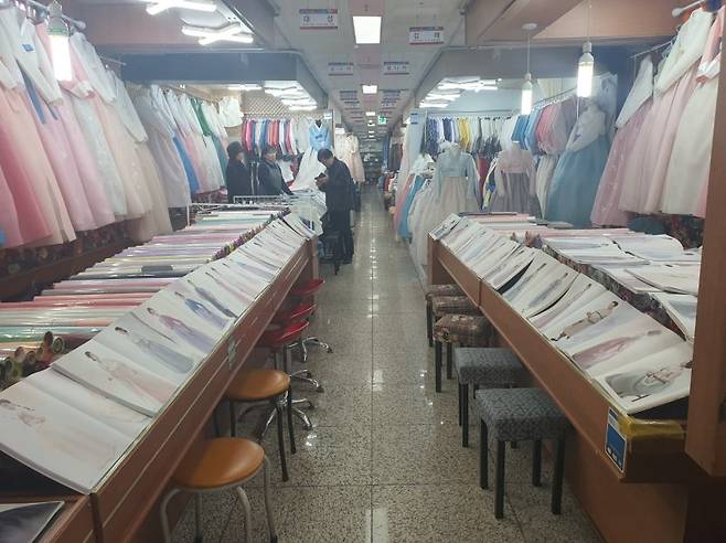 지난 3일 오전 한산한 모습의 부산진시장 한복 상점가.