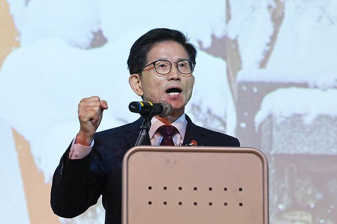 김문수 고용노동부 장관이 5일 오전 서울 용산구 한국폴리텍대학 서울정수캠퍼스에서 열린 2024학년도 학위수여식 및 졸업식에서 축사하고 있다. 연합뉴스