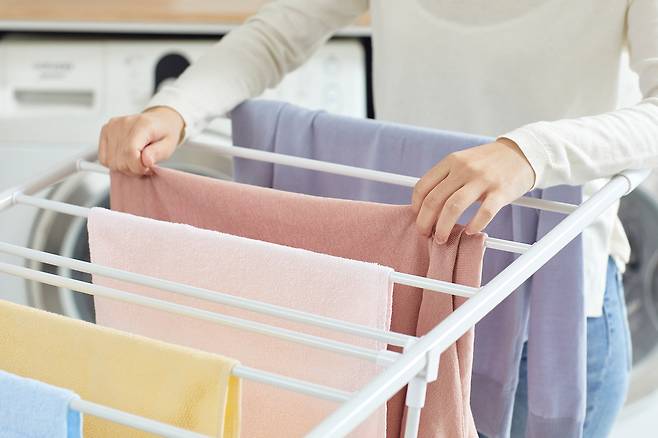 가정 내 건조대나 옷걸이에 젖은 옷을 말리면 곰팡이가 증식할 위험이 있다./사진=클립아트코리아