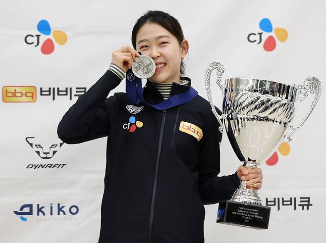 <yonhap photo-3962=""> '빙속여제' 김민선, 메달과 트로피 들고 (영종도=연합뉴스) 이지은 기자 = 2024 국제빙상경기연맹(ISU) 스피드스케이팅 종목별 세계선수권대회를 마친 한국 여자 스피드스케이팅 '신빙속여제' 김민선이 20일 오후 인천국제공항을 통해 귀국한 뒤 메달과 트로피를 들고 포즈를 취하고 있다. 김민선은 캐나다 캘거리 올림픽 오벌에서 열린 대회 여자 500m에서 은메달을 차지했다. 2024.2.20 jieunlee@yna.co.kr/2024-02-20 19:41:23/ <저작권자 ⓒ 1980-2024 ㈜연합뉴스. 무단 전재 재배포 금지, AI 학습 및 활용 금지></yonhap>