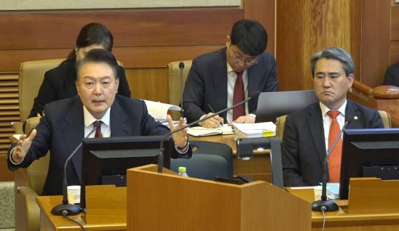 윤석열 대통령이 4일 탄핵심판에서 변호인단과 함께 앉아 있다. 사진 헌법재판소 제공