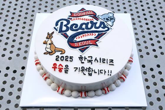 대한민국 시도지사 협의회 호주 사무소 관계자들이 두산의 선전을 기원하며 제작한 떡케이크. 사진 두산 베어스