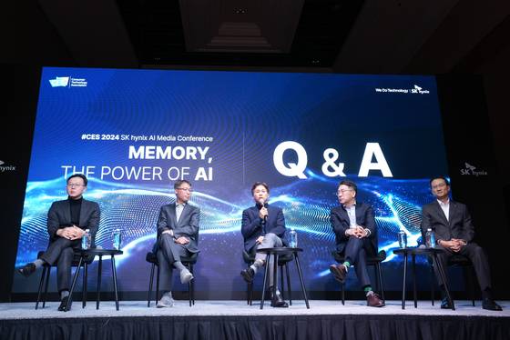 지난해 1월 라스베가스 CES에서 열린 미디어 컨퍼런스에서 질문을 받는 SK하이닉스 경영진. 왼쪽부터 김주선 AI 인프라 담당 사장, 김종환 D램 개발 담당 부사장, 곽노정 대표이사 사장, 김영식 제조기술 담당 부사장, 최우진 P&T 담당 부사장. 중앙포토