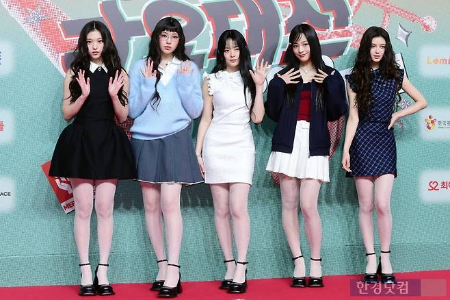 그룹 뉴진스가 25일 오후 인천 영종도 인스파이어 아레나에서 열린 '2024 SBS 가요대전' 레드카펫 행사에 참석해 포즈를 취하고 있다. 변성현 한경닷컴 기자 byun84@hankyung.com