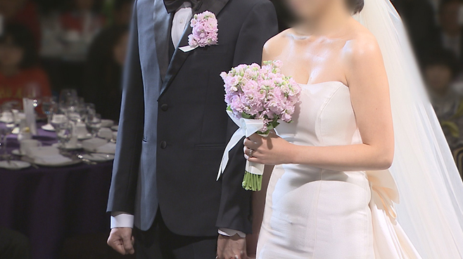 A groom and bride at a wedding ceremony (Yonhap)