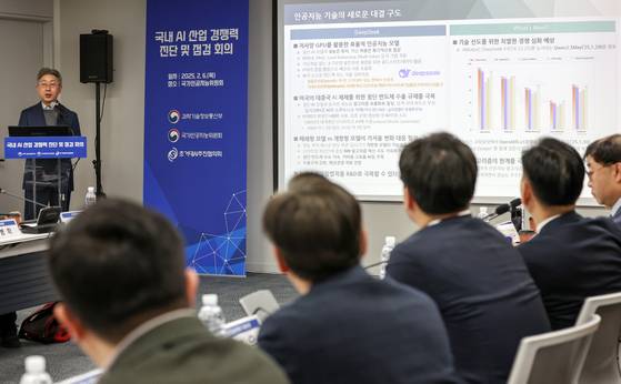 A roundtable to collect insights on advancing domestic AI industry took place at the office of the National Artificial Intelligence Committee in central Seoul on Feb. 6 following the release of Chinese startup DeepSeek's latest reasoning model. Korean experts called for the establishment of a special task force to deliver “unprecedented” government support to designated AI companies. [NEWS1]
