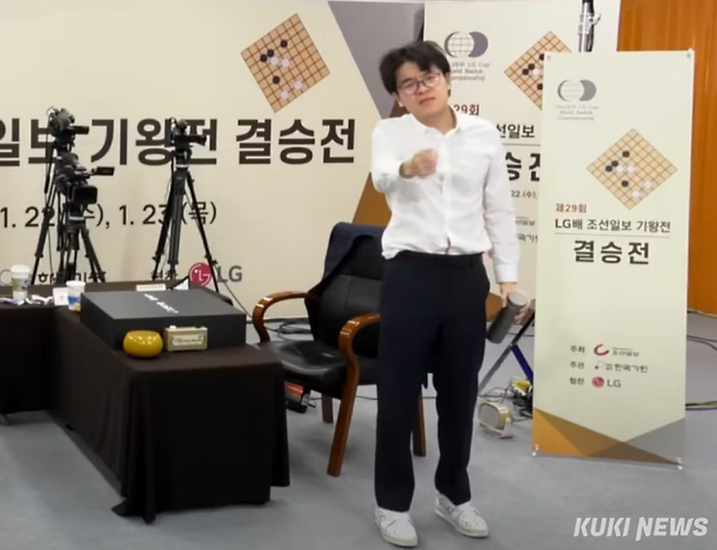 커제 9단이 지난 1월23일 LG배 결승 3국에서 심판 판정에 불복, 강하게 항의하는 모습. 바둑TV 캡처