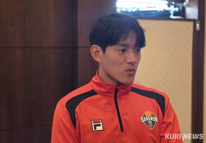 홍철이 5일 경남 남해군 남해스포츠파크호텔에서 취재진과 만나 인터뷰하고 있다. 김영건 기자